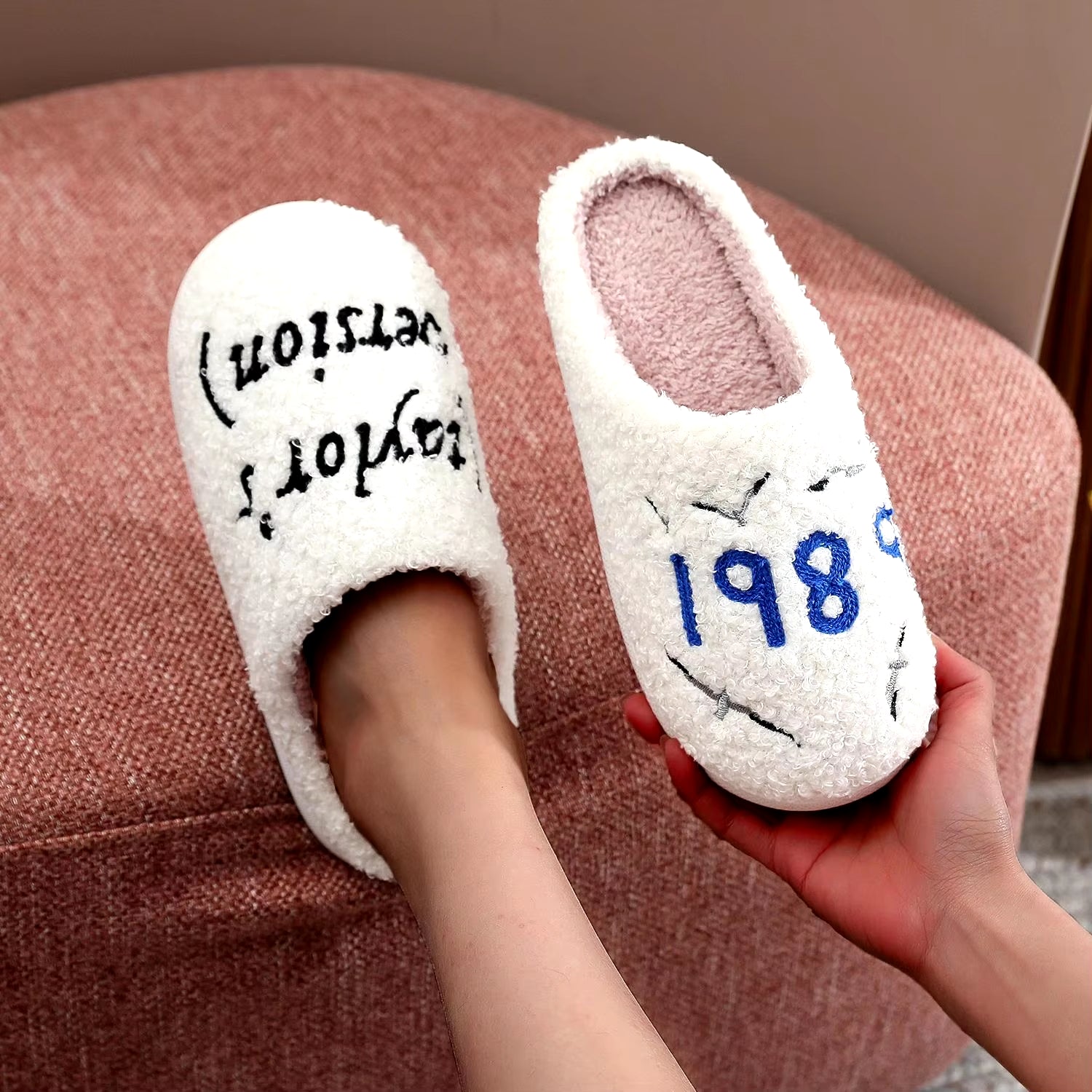 Music Idol 1989 Taylor Letter Embroidery Stuffed Home Thick Sole Plaid Furry Cotton Slippers Cute Warm Non-Slip Indoor Slippers Gift for Friends