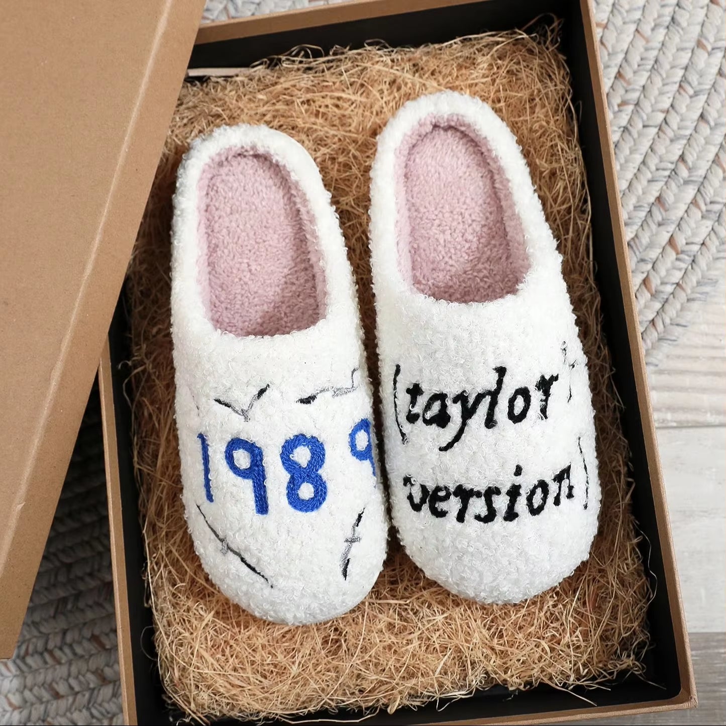 Music Idol 1989 Taylor Letter Embroidery Stuffed Home Thick Sole Plaid Furry Cotton Slippers Cute Warm Non-Slip Indoor Slippers Gift for Friends